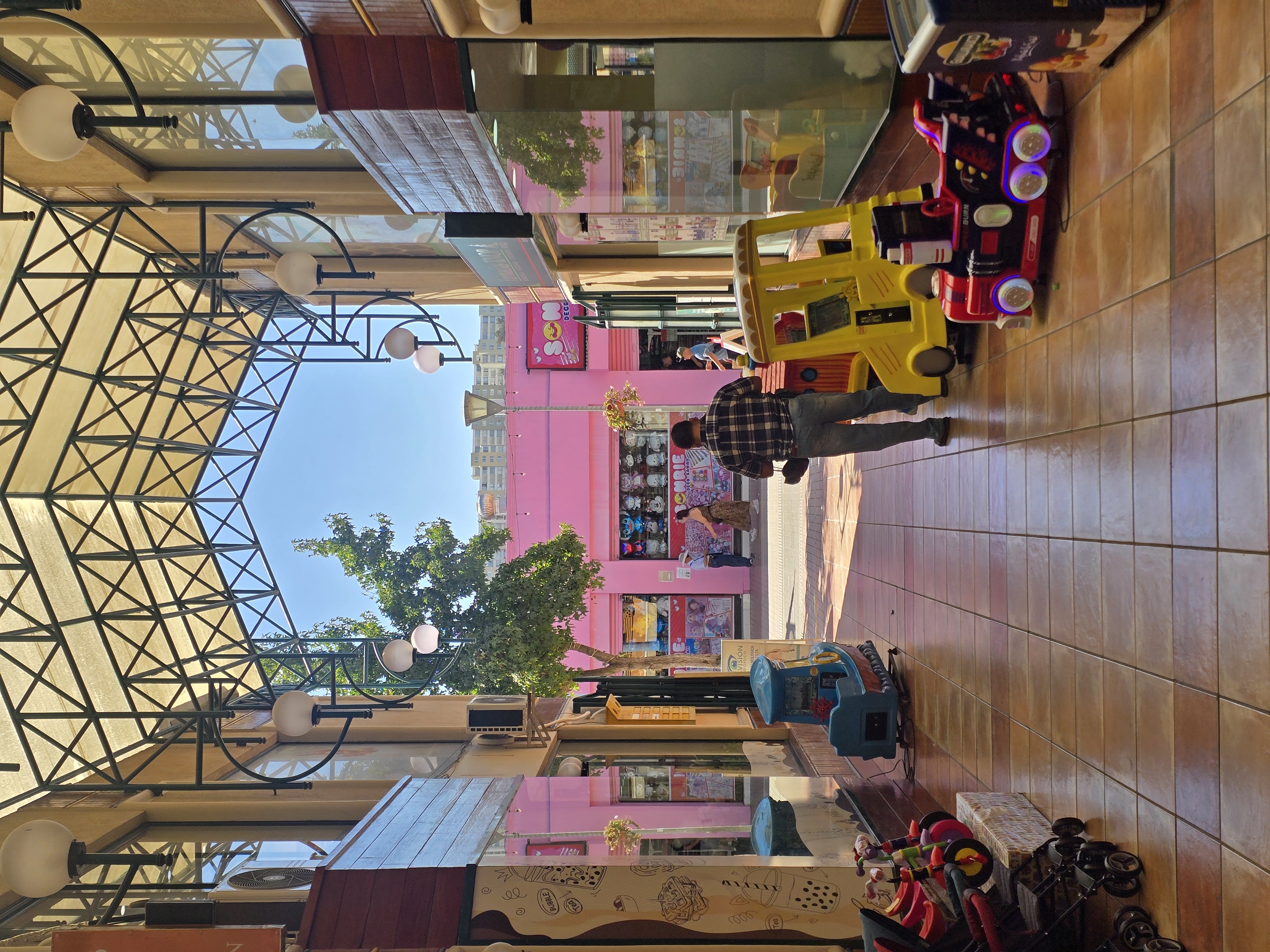 Vista de la galería, ambiente iluminado