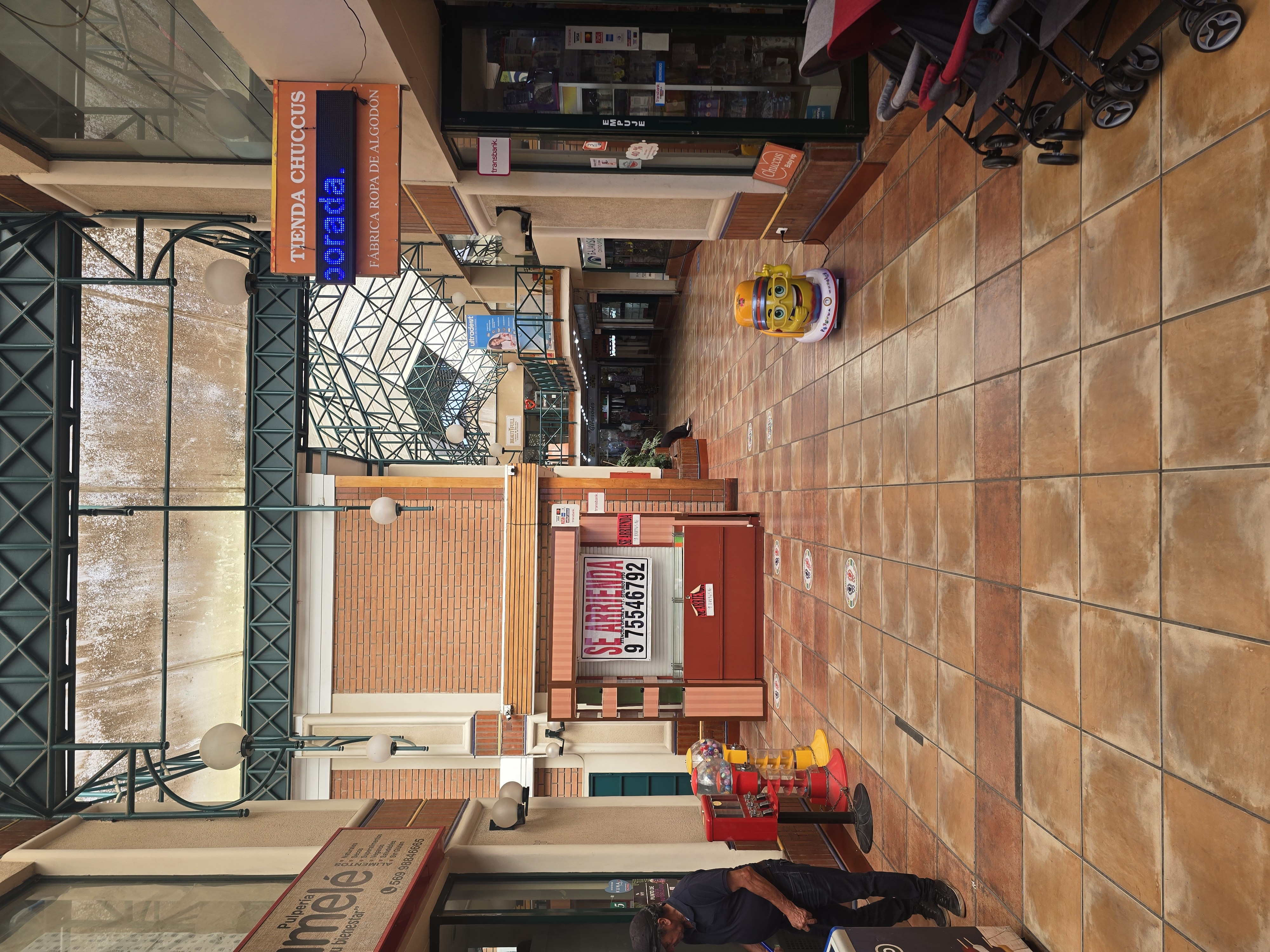 Local con vidriera disponible en Galería Comercial Valle del Sol