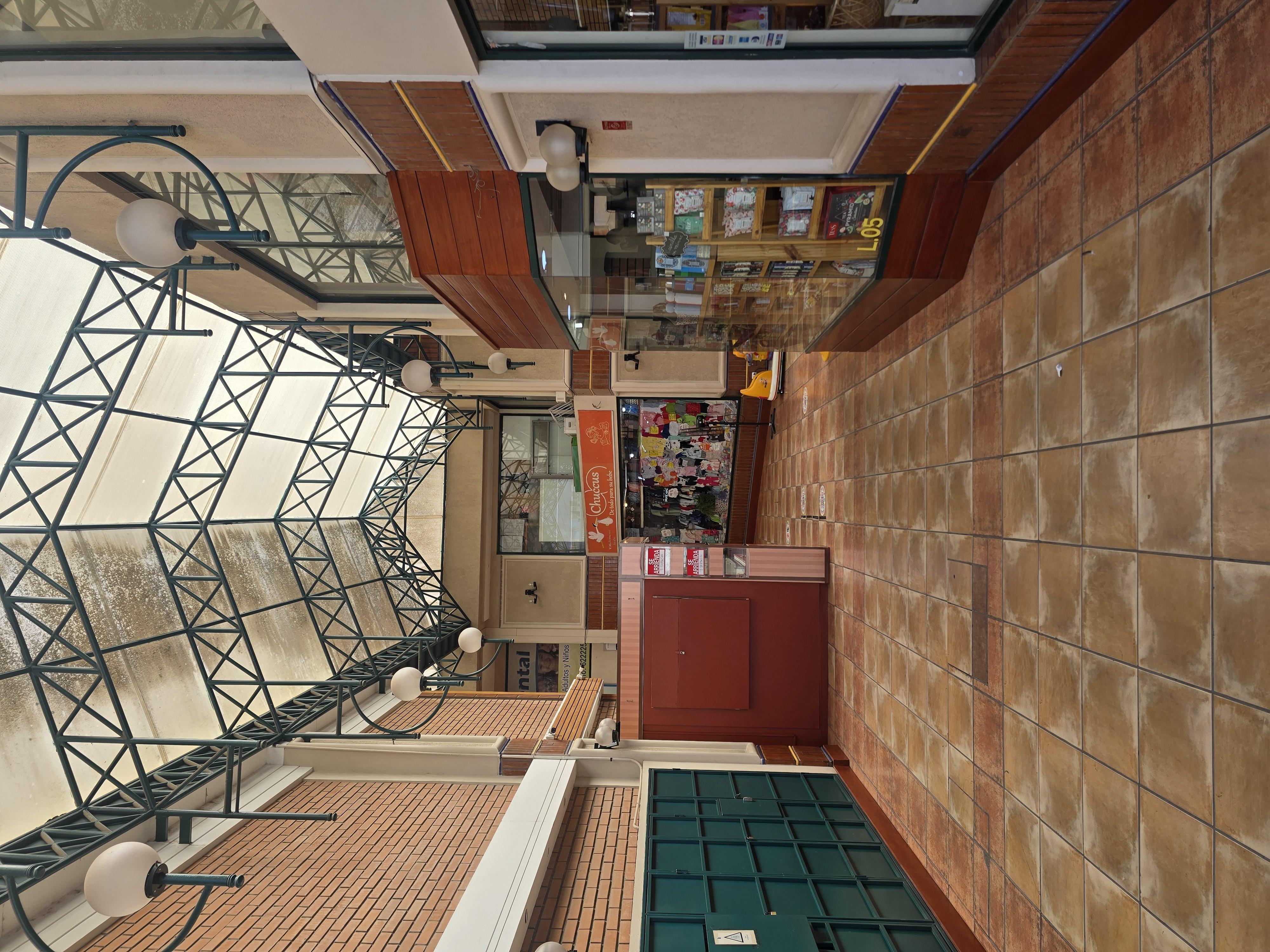Espacio comercial con amplia vidriera
