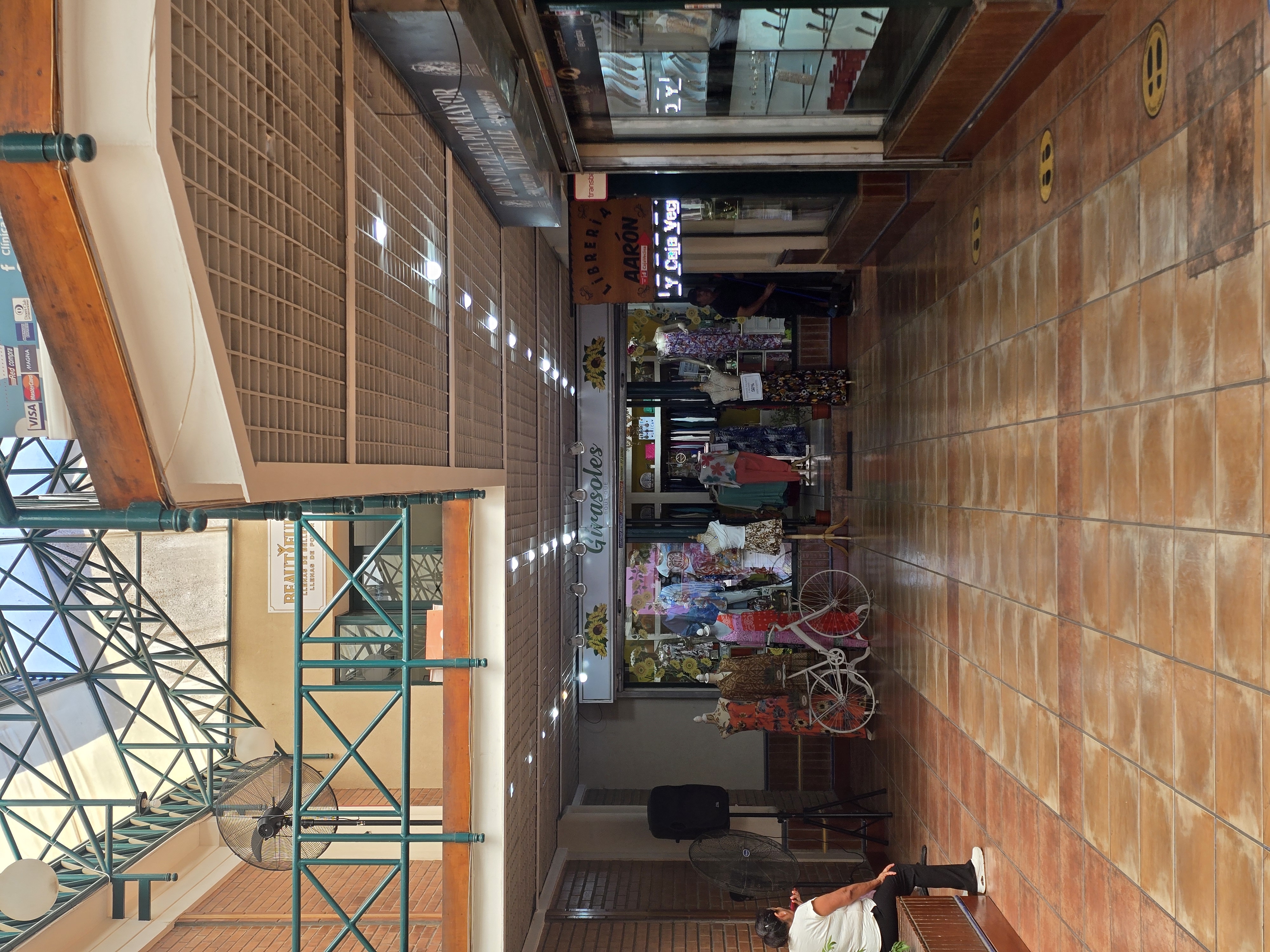Corredor con locales comerciales